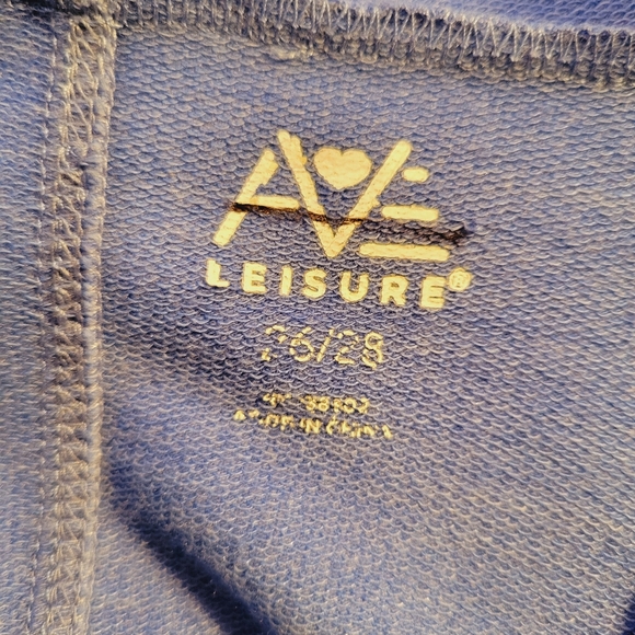 AVE Leisure size 26/28 gradient hooded v-neck blue top. Lattice work on sleeves. - Picture 4 of 4